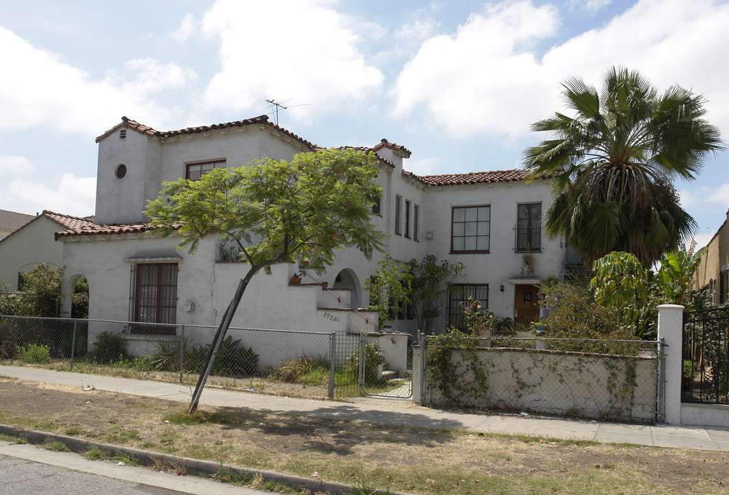 5930 Willoughby Ave in Hollywood, CA - Building Photo