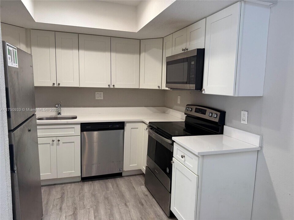 2205 NW 59th Ave in Lauderhill, FL - Building Photo