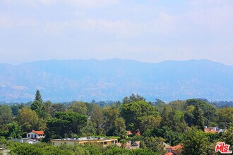 11851 Laurelwood Dr in Los Angeles, CA - Building Photo - Building Photo