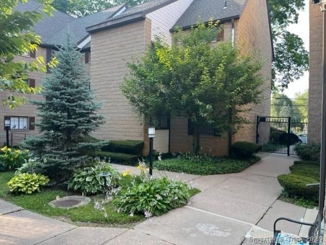 181 Loomis Dr