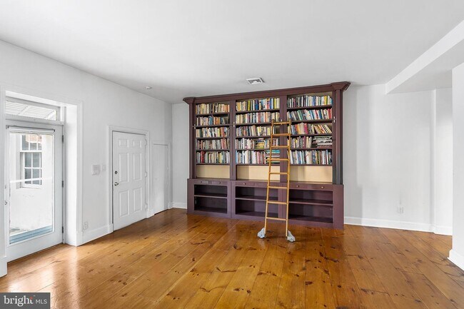 239 Race St-Unit -B in Philadelphia, PA - Building Photo - Building Photo