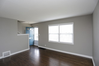 Warwick Court Townhomes in Kansas City, MO - Building Photo - Interior Photo