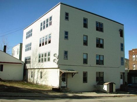 201 Waldo St in Rumford, ME - Foto de edificio