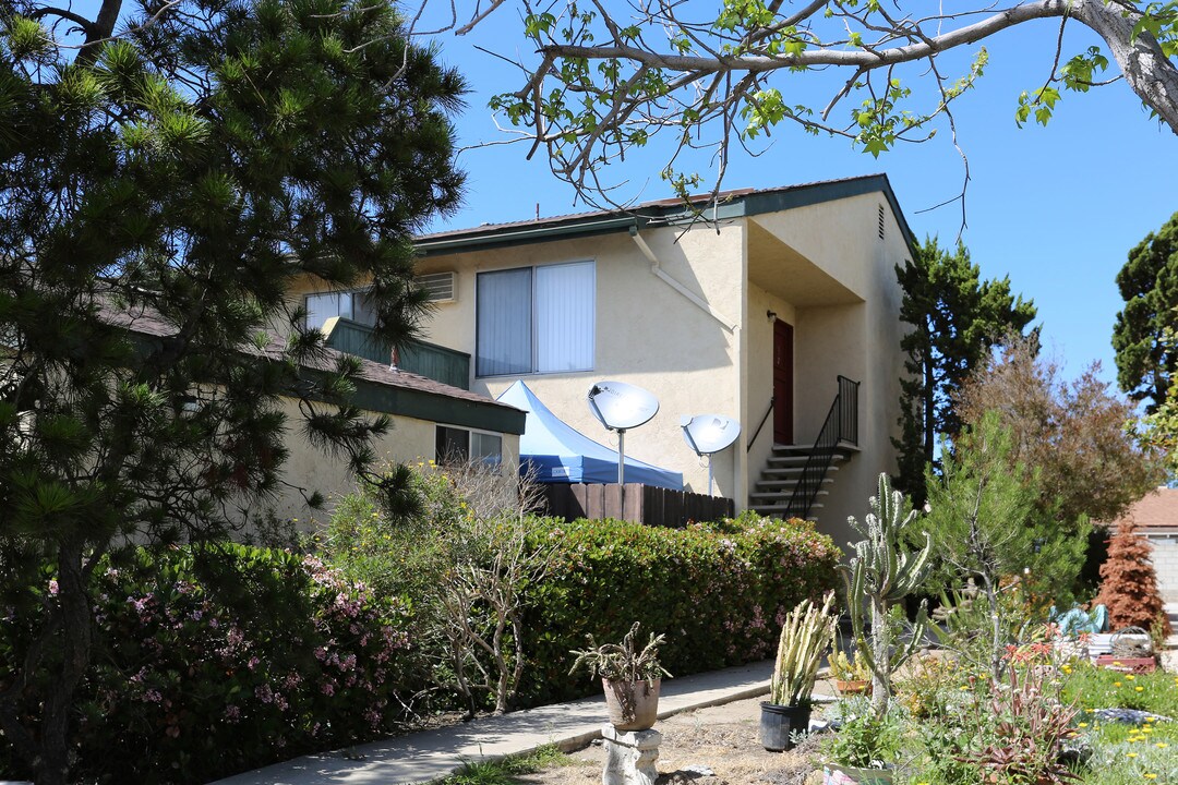 8828 Mira Mesa Blvd in San Diego, CA - Foto de edificio