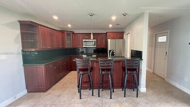 8820 SW 43rd Terrace in Miami, FL - Building Photo - Building Photo