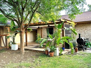1101 Stoneoak Ln in Austin, TX - Building Photo - Building Photo