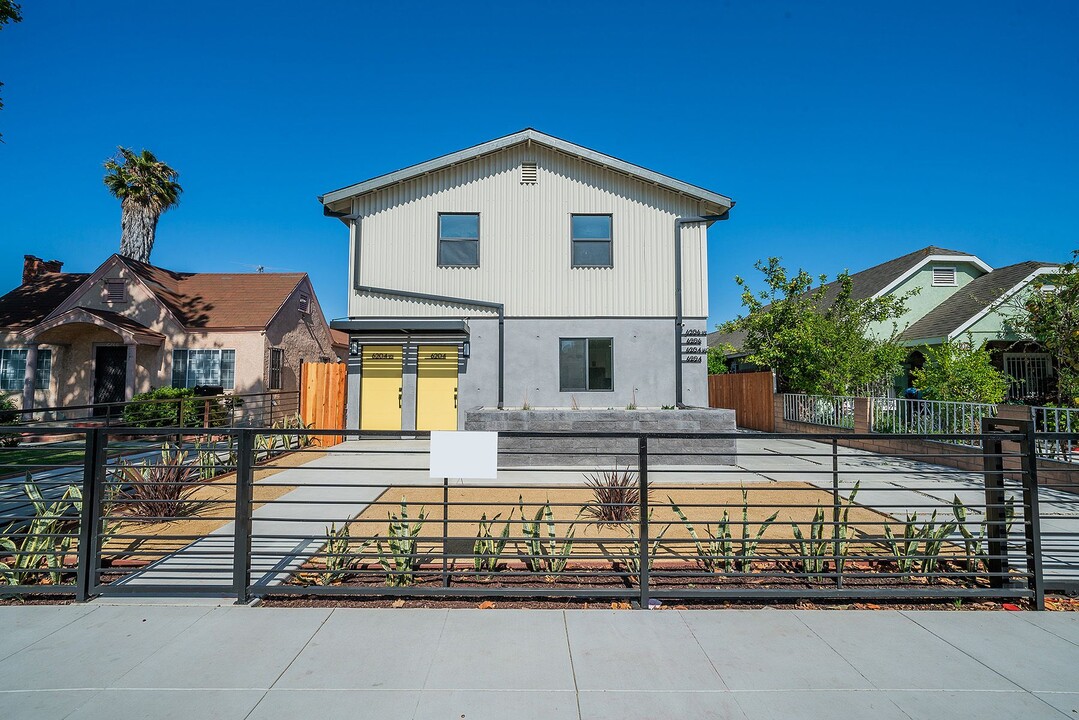 6204 Brynhurst Ave in Los Angeles, CA - Building Photo