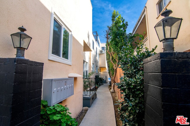 344 Rexford Dr in Beverly Hills, CA - Foto de edificio - Building Photo