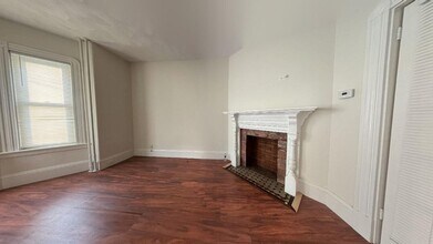 206 Byron St, Unit 1 in Boston, MA - Foto de edificio - Building Photo