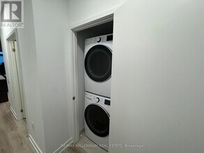 395 Square One Dr in Mississauga, ON - Building Photo - Building Photo