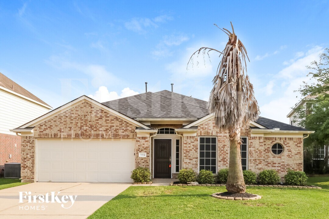 5914 Rosemary Circle in Baytown, TX - Foto de edificio