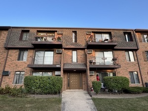 615 N Briar Hill Ln, Unit 1 in Addison, IL - Building Photo