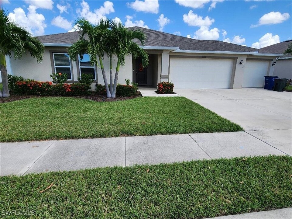 6548 Bay Ridge Way in Ft. Myers, FL - Building Photo