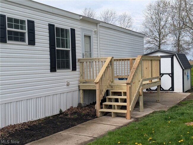 135 Kenny Brook Ln in Elyria, OH - Building Photo - Building Photo