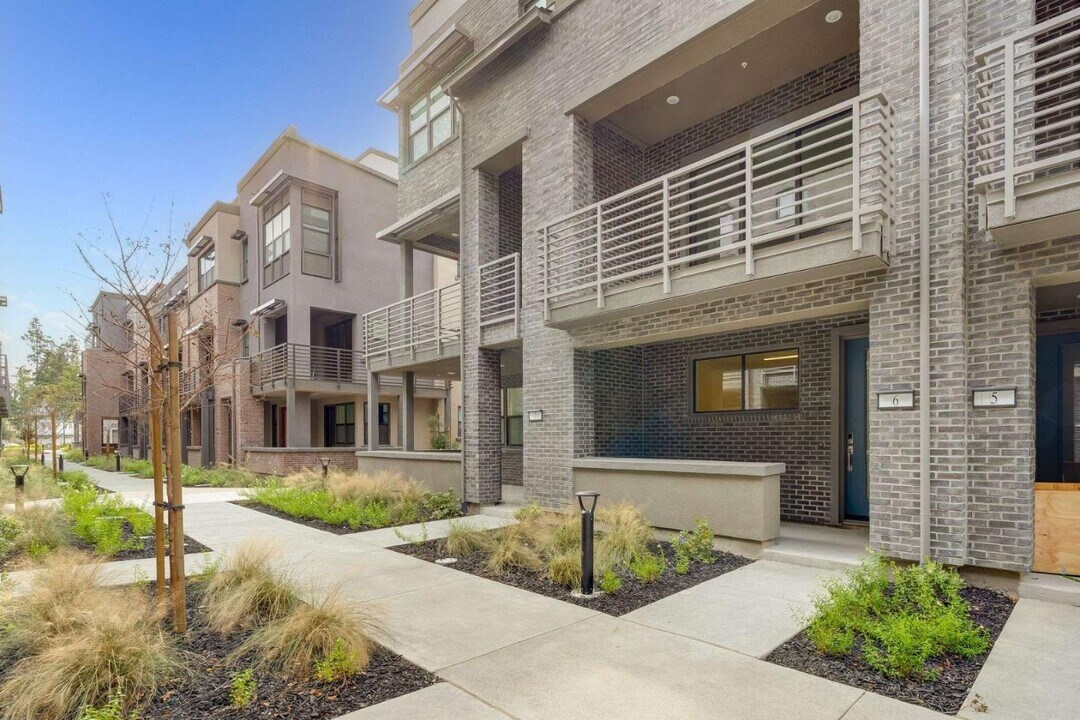 202 Stone Pine Terrace in Sunnyvale, CA - Building Photo