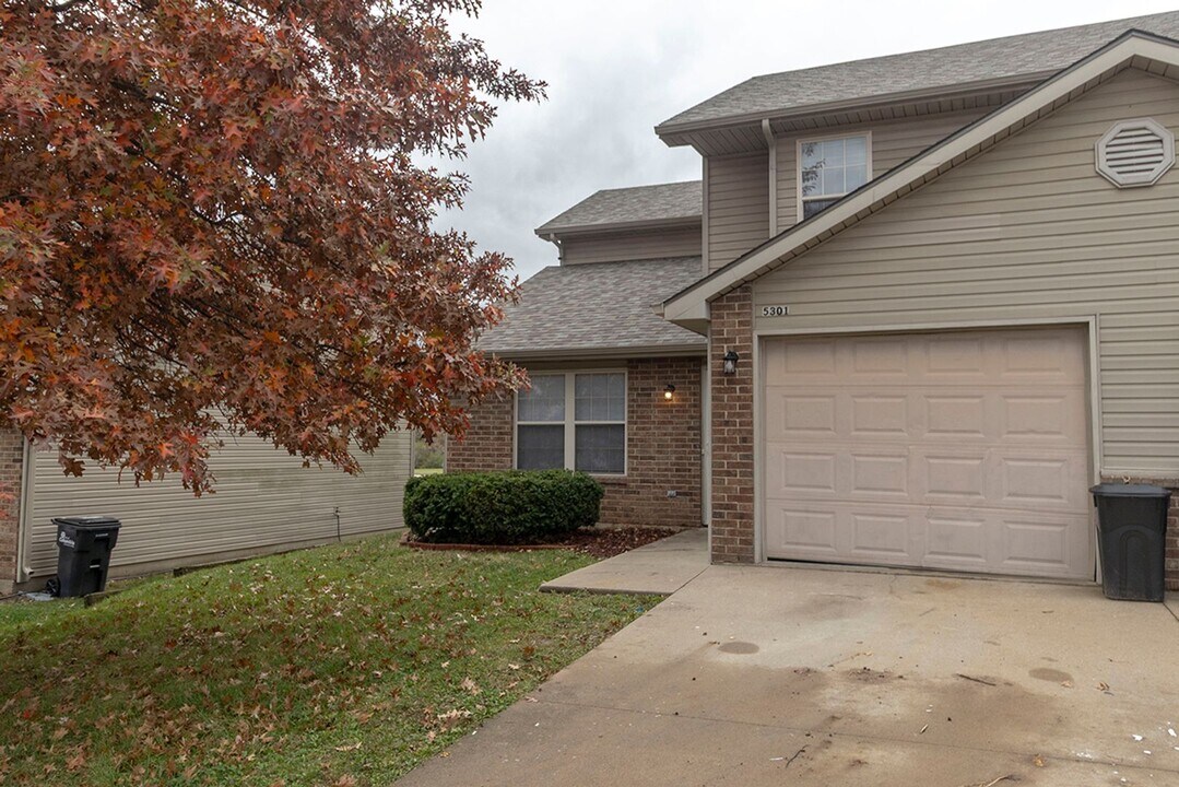 5301-5303-5303 Currituck Ln in Columbia, MO - Building Photo