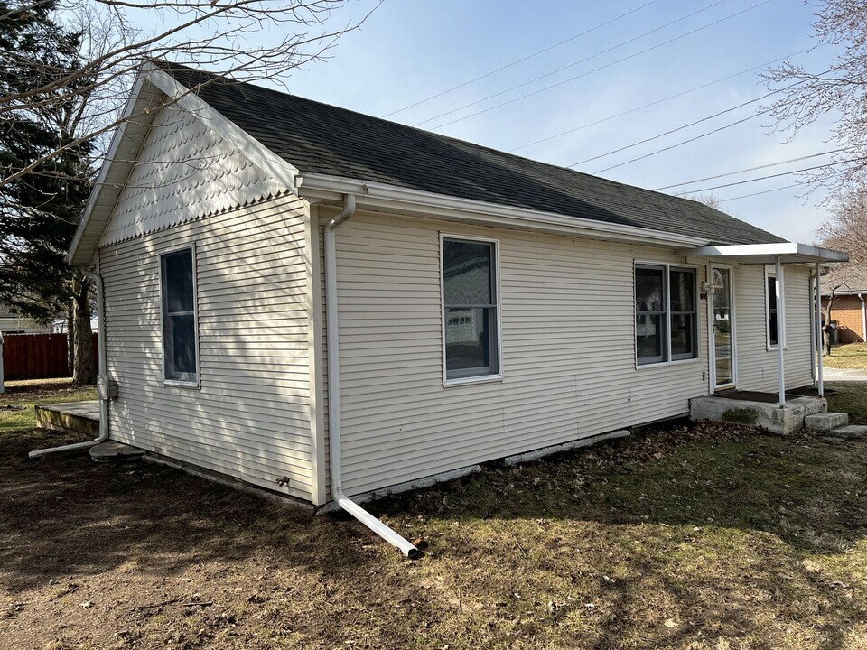 1204 Baker Ave in Goshen, IN - Building Photo