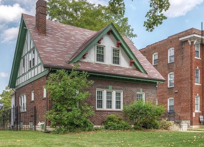 6415 Cates Ave in University City, MO - Foto de edificio - Building Photo