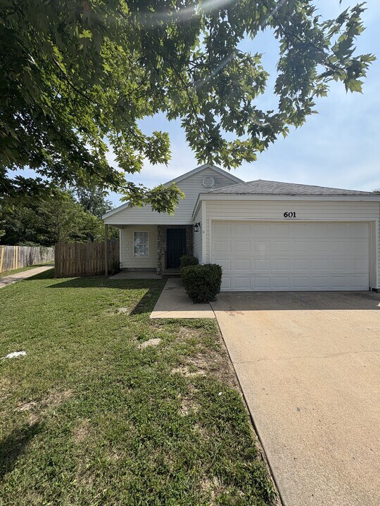 601 Cedarbrook Ct in Decatur, AR - Building Photo