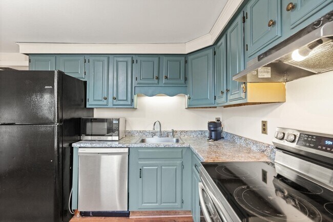 19 Granite St in Rockport, MA - Building Photo - Building Photo