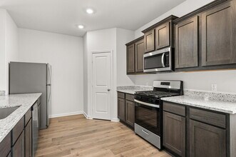 207 Julian Davis Dr in Venus, TX - Foto de edificio - Building Photo