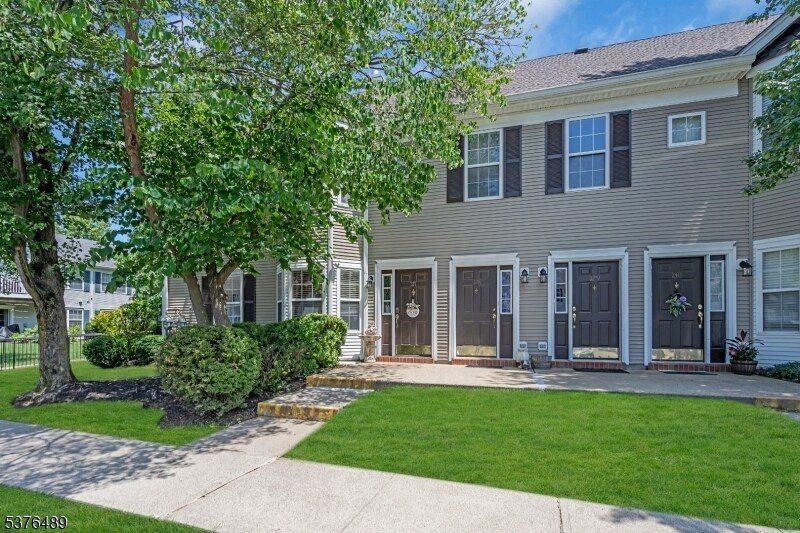 127 Williamson Ct in Bridgewater, NJ - Building Photo