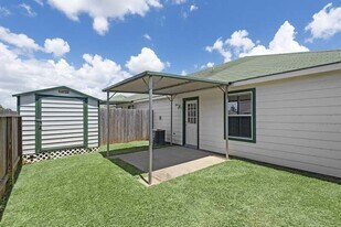 5082 Akumal Calle in Dickinson, TX - Building Photo