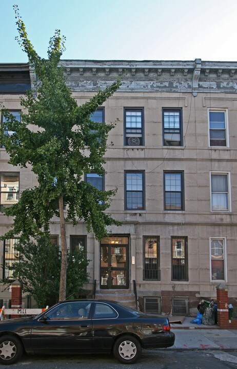 135 Rogers Avenue in Brooklyn, NY - Foto de edificio