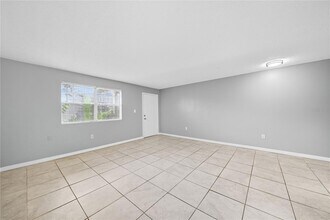 12401 Oak Cedar Pl, Unit 201 in Tampa, FL - Building Photo - Building Photo