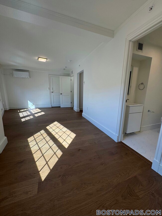 1200 Massachusetts Ave, Unit 212 in Cambridge, MA - Building Photo - Building Photo