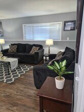 2908 W 32nd Ave, Unit 2 in Anchorage, AK - Foto de edificio - Building Photo