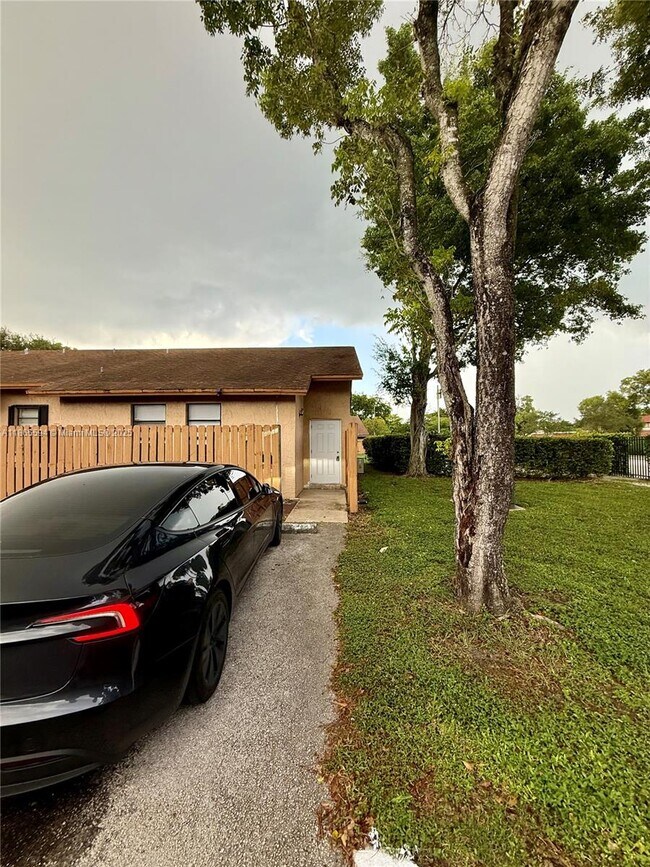 6703 NW 192nd Terrace in Hialeah, FL - Building Photo - Building Photo
