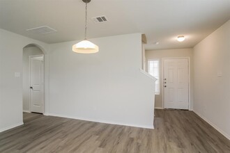 329 Shelby Meadow Dr in Willis, TX - Foto de edificio - Building Photo