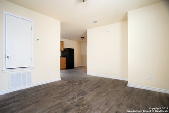 8111 Landing Ave in San Antonio, TX - Building Photo - Interior Photo