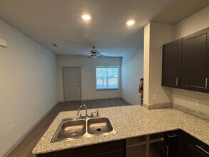 950 FM2001 in Buda, TX - Foto de edificio - Building Photo