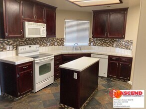 5305 Pine Grove Ct in Bakersfield, CA - Building Photo - Building Photo