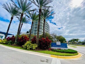 14951 Royal Oaks Ln in North Miami, FL - Building Photo - Building Photo