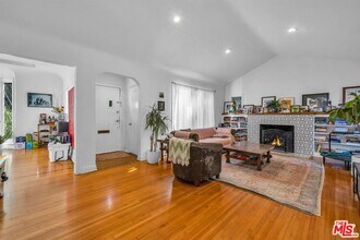 6249 Del Valle Dr in Los Angeles, CA - Building Photo - Building Photo