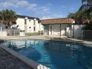 7232 94th SW Pl, Unit E6 in Miami, FL - Building Photo - Building Photo