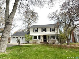 28 Miamis Rd in West Hartford, CT - Building Photo