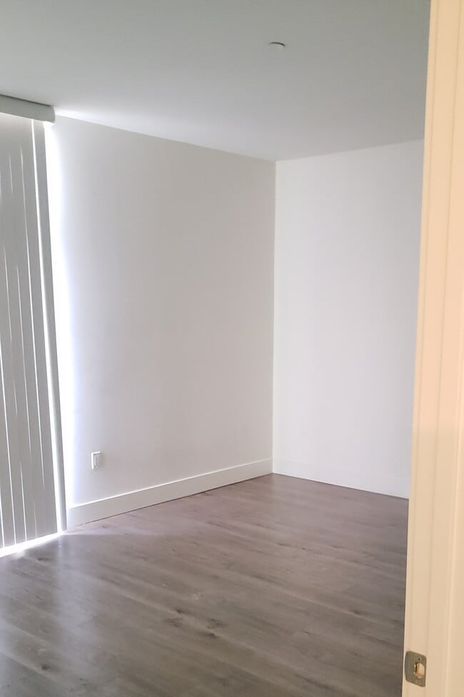 13833 Oxnard St, Unit 14 in Los Angeles, CA - Foto de edificio - Building Photo