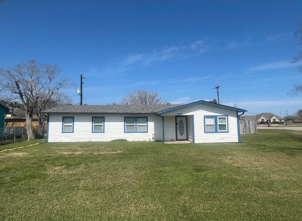 2302 35th Ave N in Texas City, TX - Building Photo