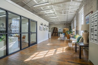 Crown Mill Village Lofts in Dalton, GA - Foto de edificio - Interior Photo