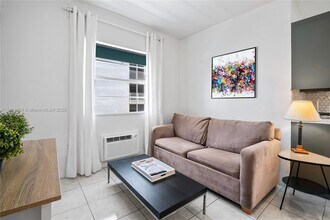 335 Ocean Dr in Miami Beach, FL - Building Photo - Building Photo