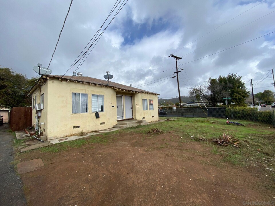 1942 E Lincoln Ave in Escondido, CA - Building Photo