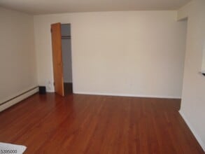 31 Spring Ave in Oakland, NJ - Building Photo - Building Photo