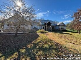 229 Twin Oaks Dr in La Vernia, TX - Building Photo