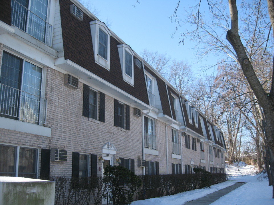 Sutton Place Apartments in Westwood, NJ - Building Photo