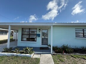 113 Essex Dr in Ormond Beach, FL - Foto de edificio - Building Photo
