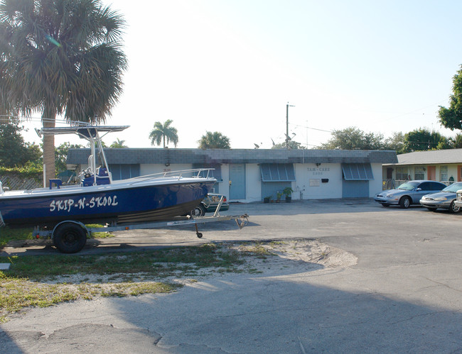 2400 SW 42nd Ave in Fort Lauderdale, FL - Building Photo - Building Photo